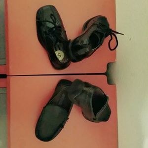 2 Paires toddlers boys shoes size 5 and 7